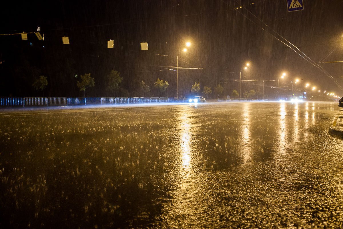 Улицы залило дождем Улицы залило дождем