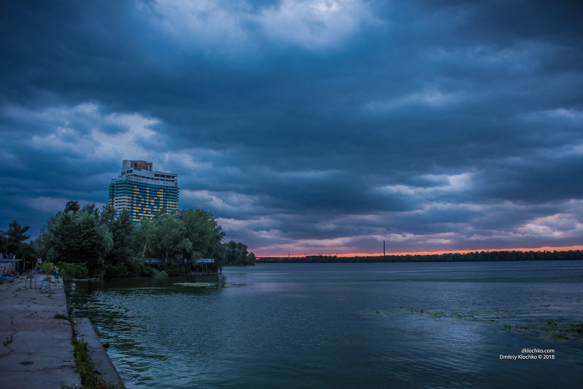Нежнейший закат пробивается сквозь густые тучи Нежнейший закат пробивается сквозь густые тучи