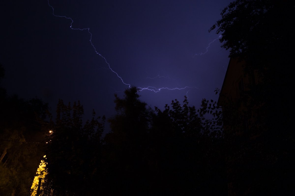 Молнии освещают небо Молнии освещают небо