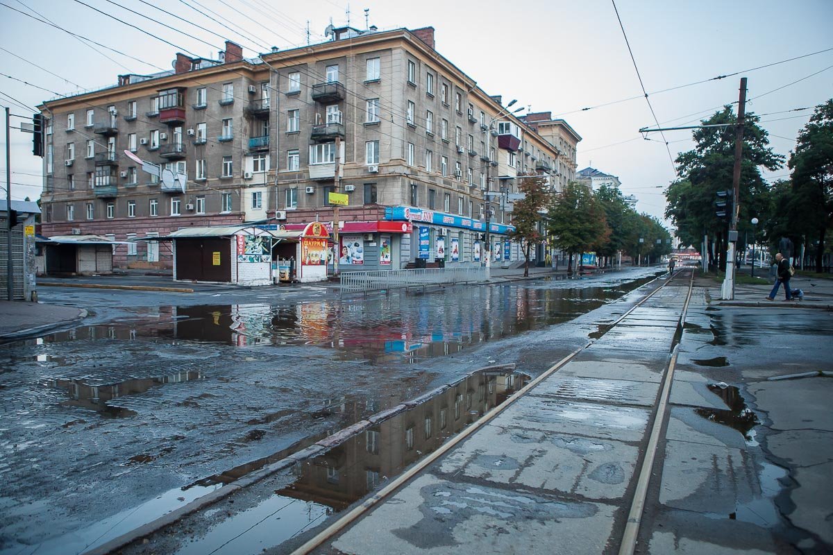 После вчерашнего дождя улицы города буквально залиты водой После вчерашнего дождя улицы города буквально залиты водой