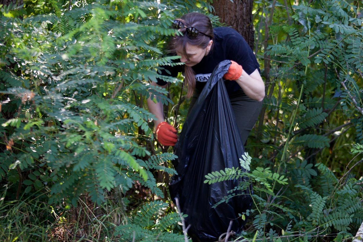 Жители помогли очистить пляж Жители помогли очистить пляж
