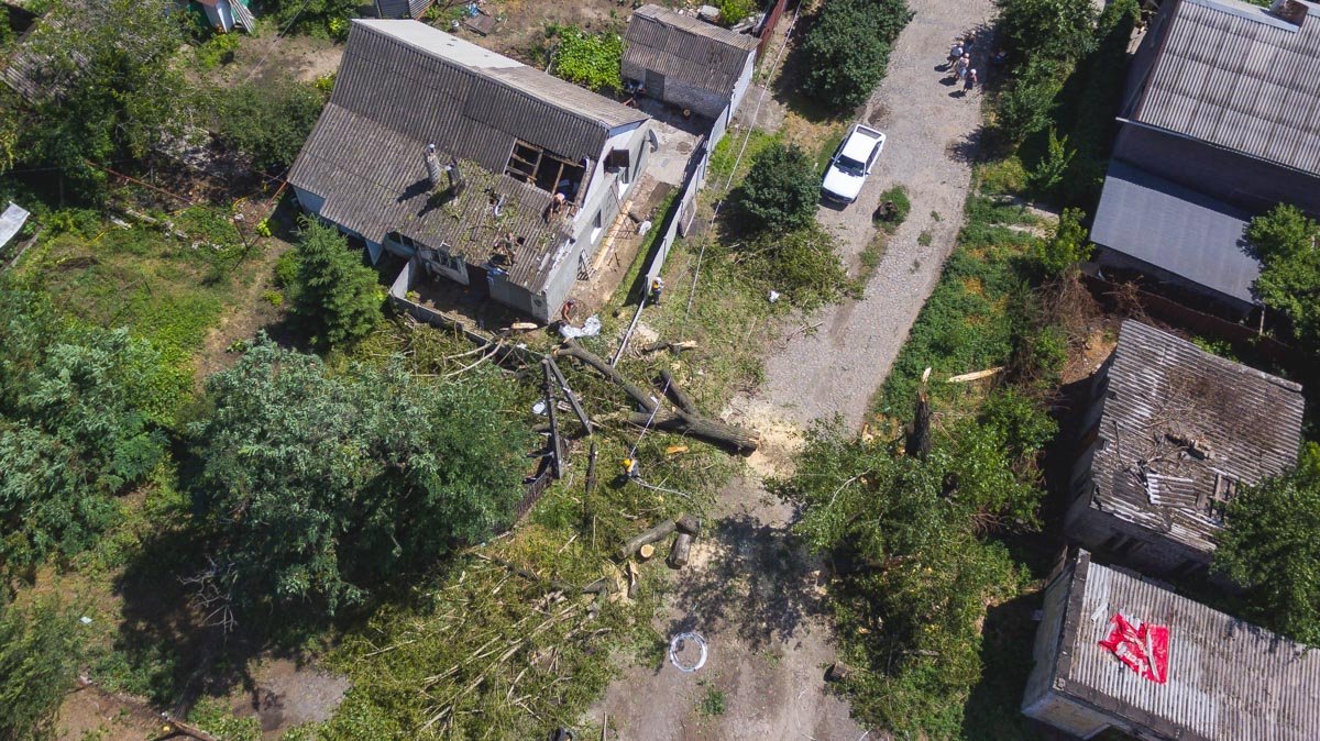 Огромное дерево разрушило крышу жилого дома № 160 Огромное дерево разрушило крышу жилого дома № 160