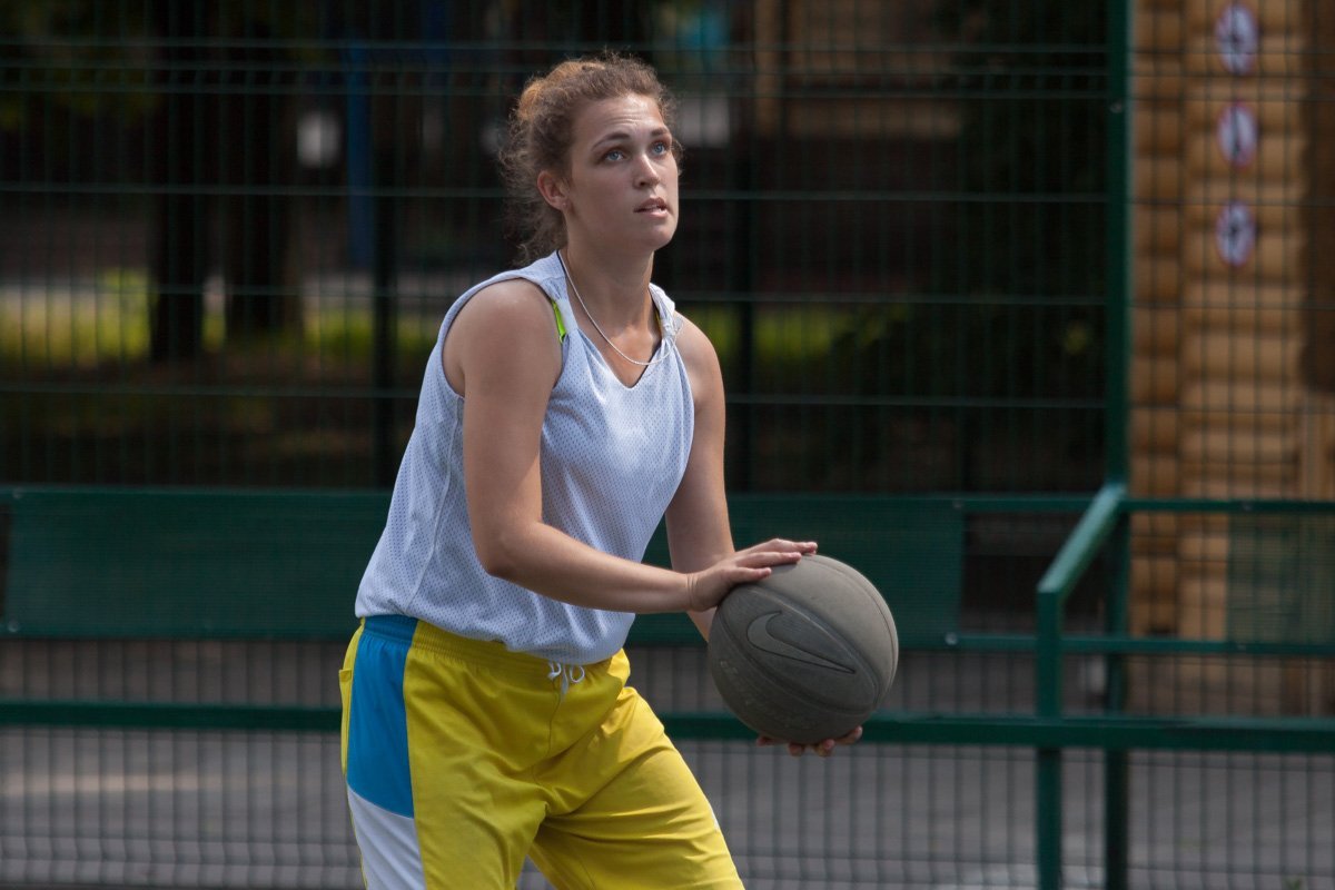 Даже девчонка играет лучше, чем ты