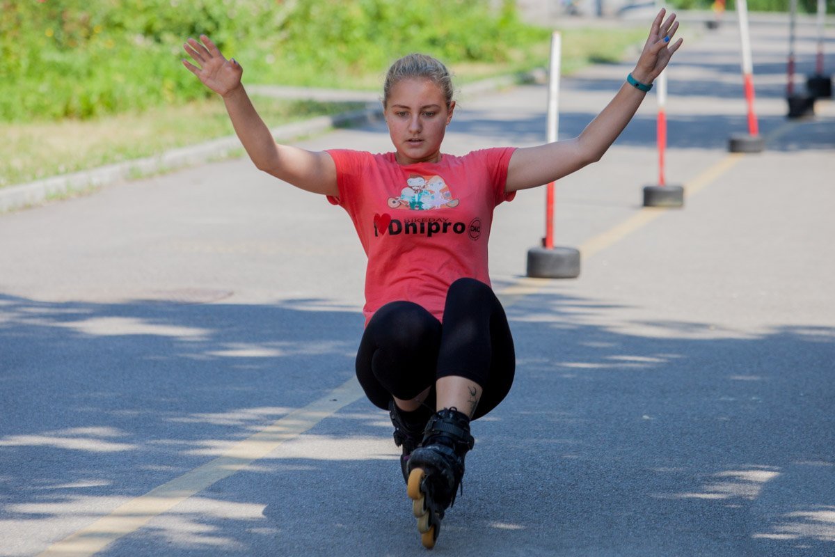 Кто-то ходить нормально не умеет, а кто-то финты на роликах наворачивает