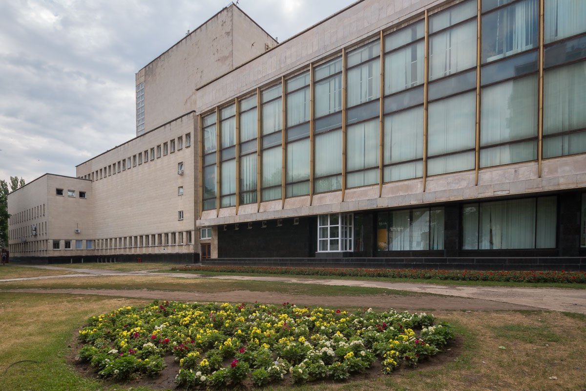 Сотни лет назад здесь был парк, где горожане любили гулять со своими детишками Сотни лет назад здесь был парк, где горожане любили гулять со своими детишками