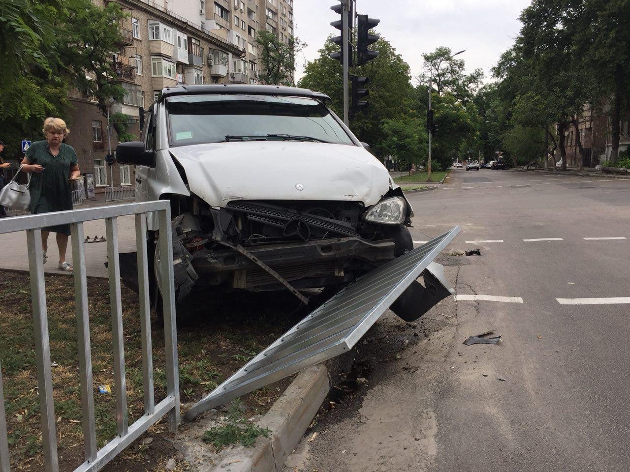 От удара Mercedes вылетел на обочину и снес ограждение