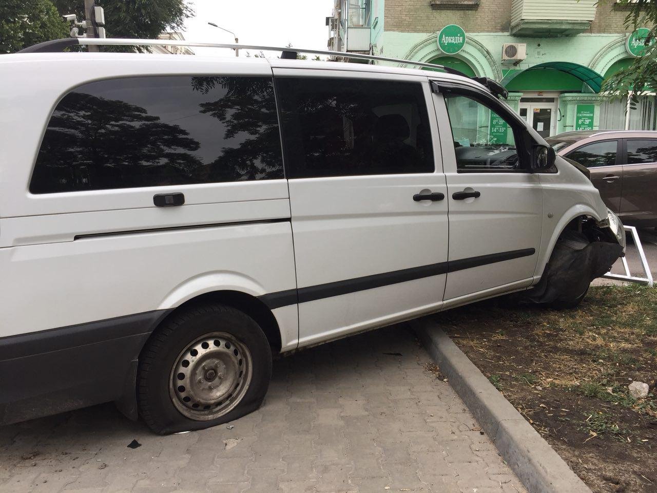 На месте аварии работают патрульные, движение автомобилей затруднено