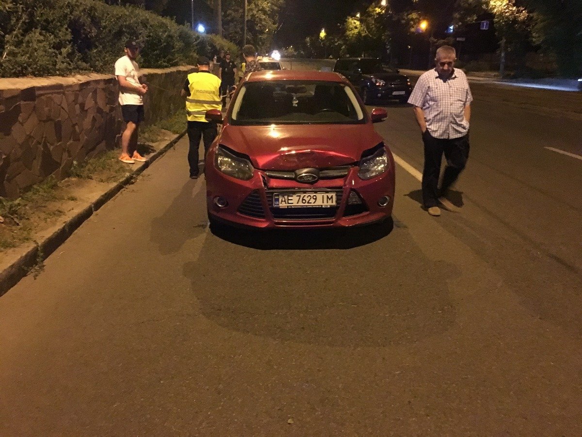 У автомобиля Ford помята передняя часть