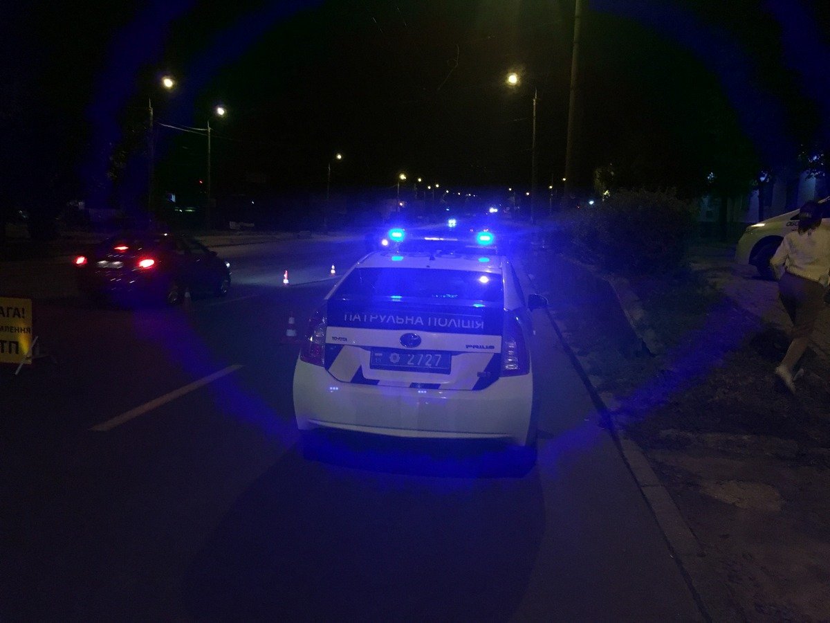 На месте инцидента работают сотрудники патрульной полиции