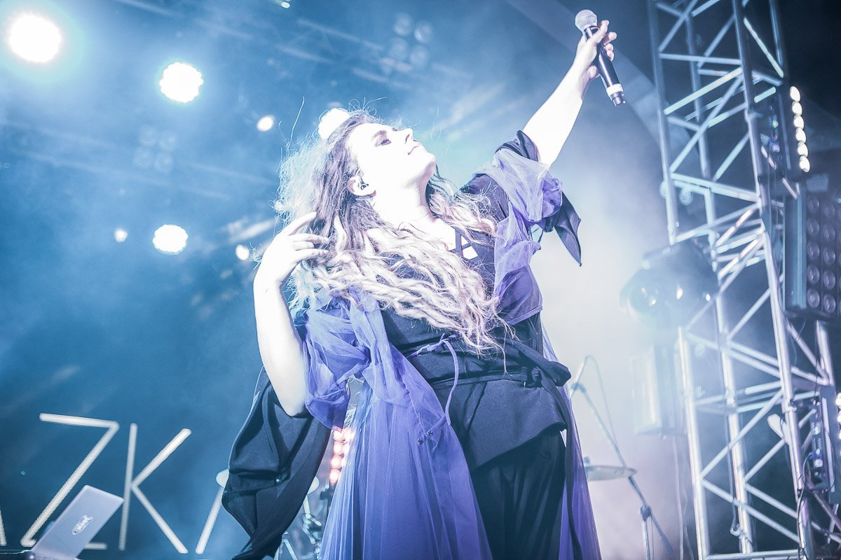 Вокалистка группы Александра Зарицкая