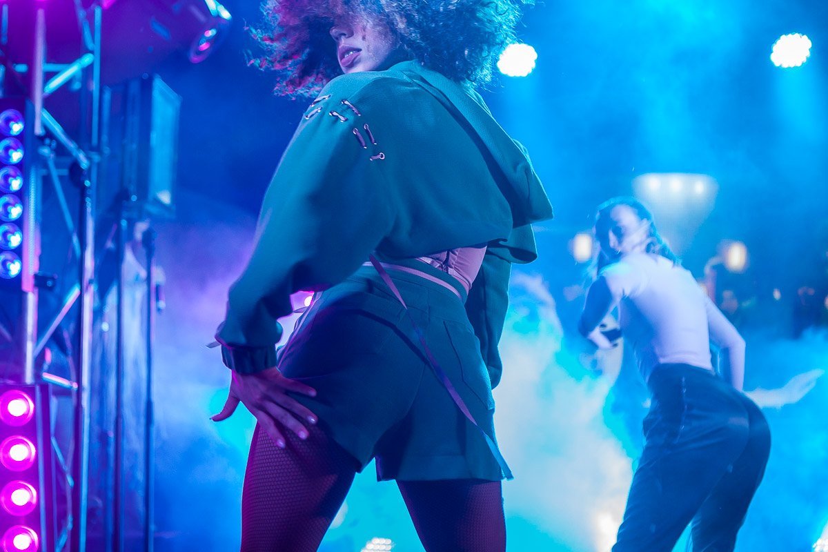 Зажигательные танцы на сцене