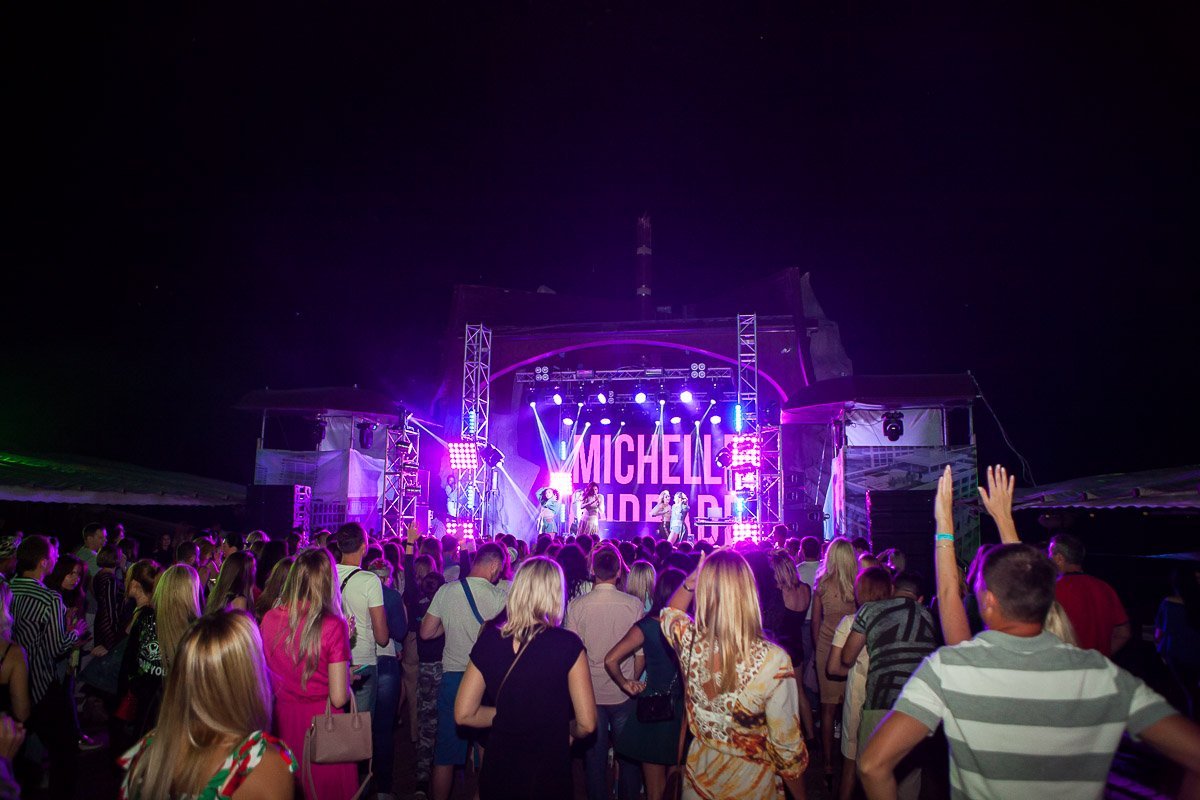 Мир давно сошел с ума, все вокруг бла-бла-бла-бла