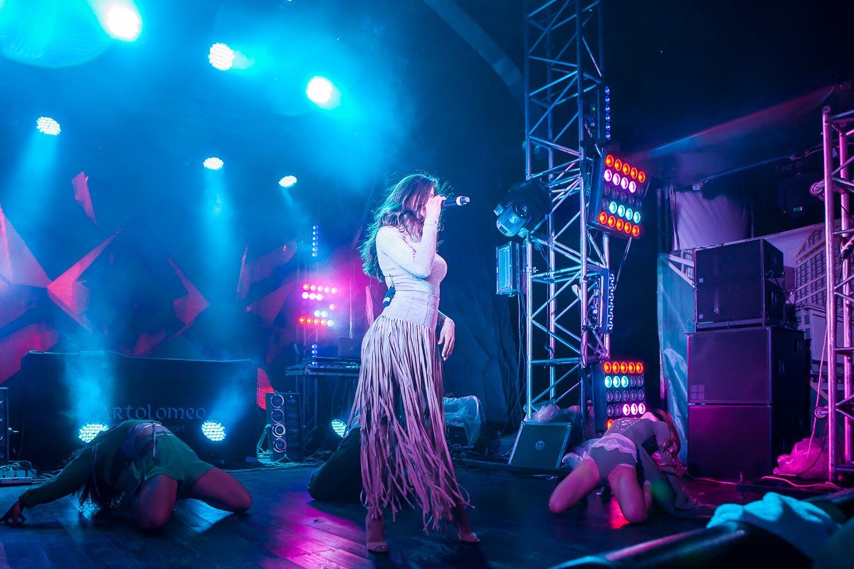 Мишель поет на испанском, русском и португальском языках