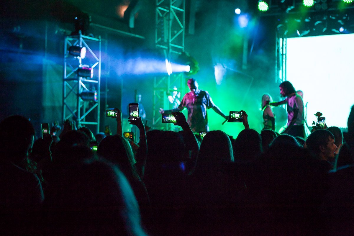 Это не твое лето! Музыка где-то играет, я от нее улетаю...