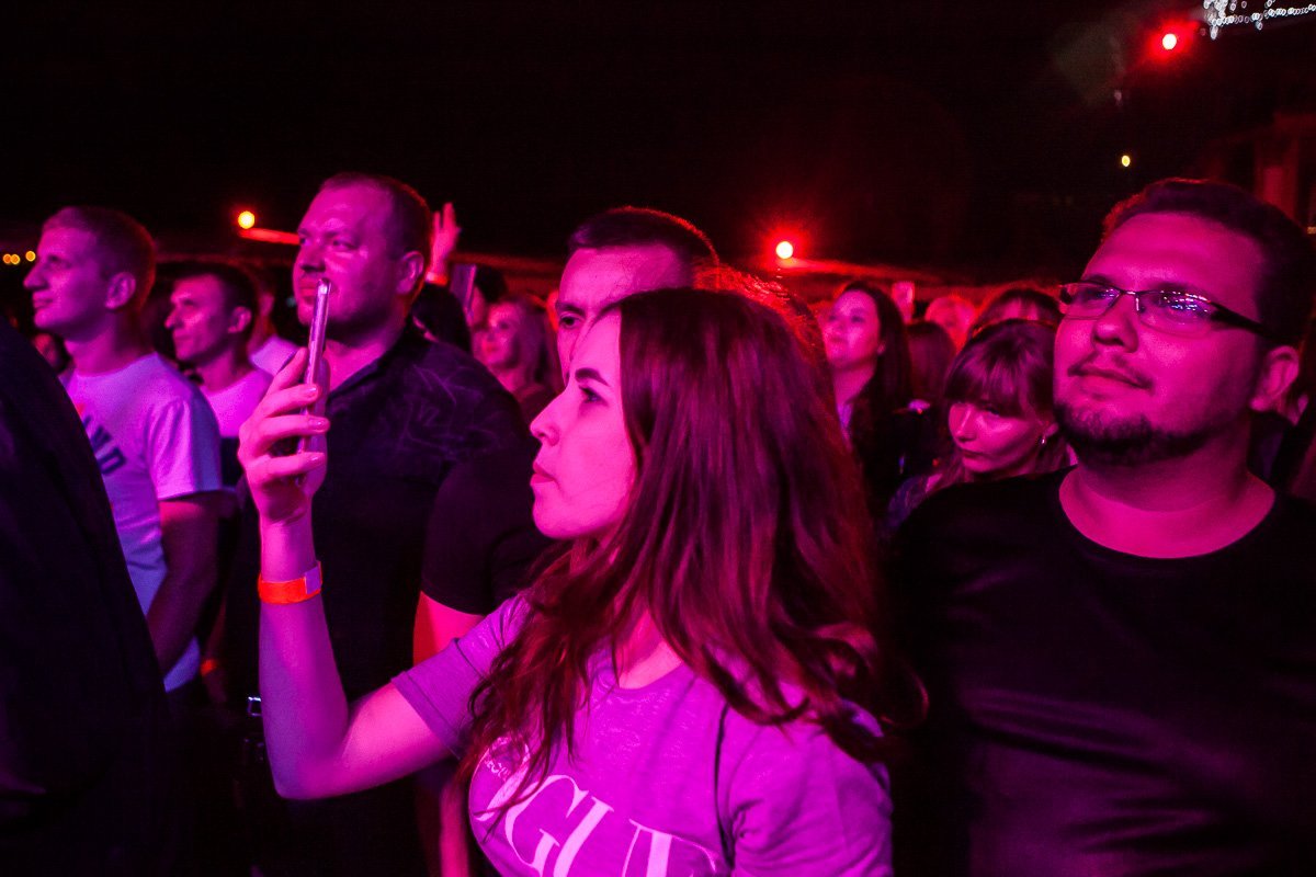 Как же на нем камера включается...