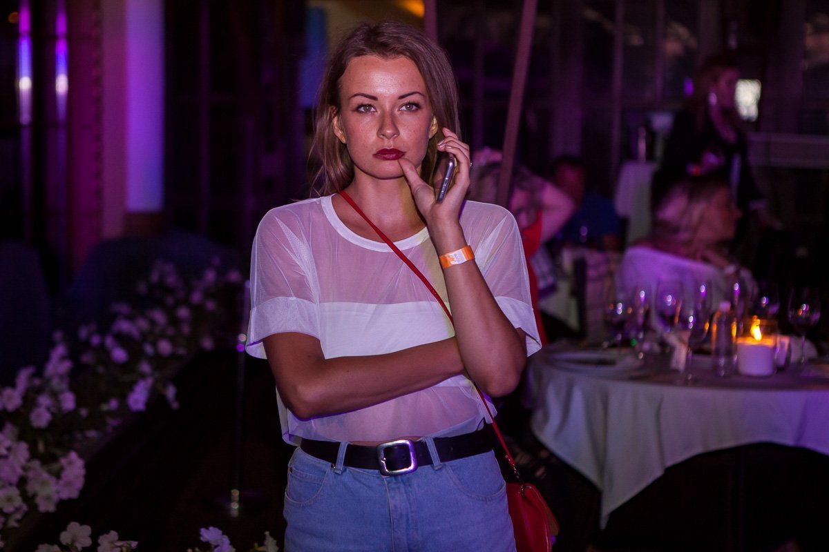 На тусовке было много привлекательных девушек