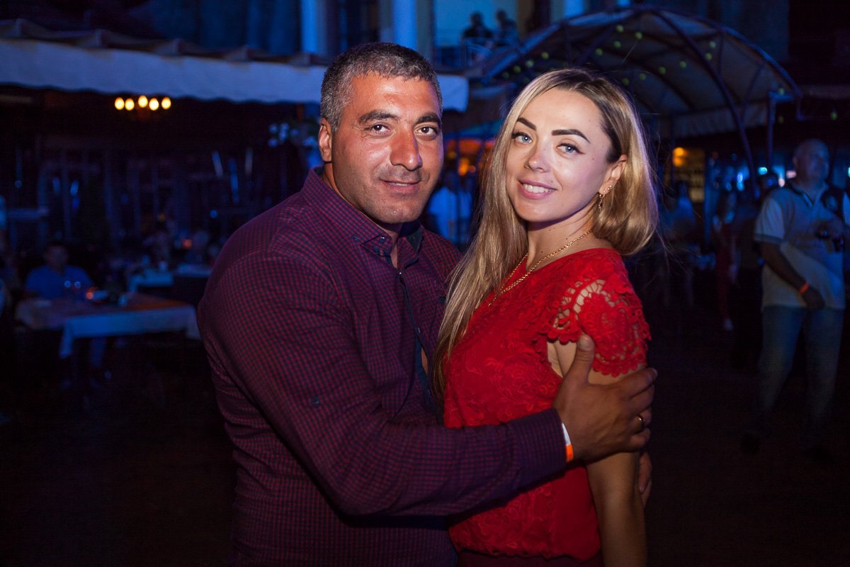 Людей было очень много, поэтому парни крепко держали своих красавиц, чтобы не потерять их в толпе