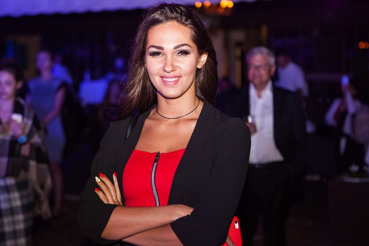 Многие позировали, как на школьный фотоальбом