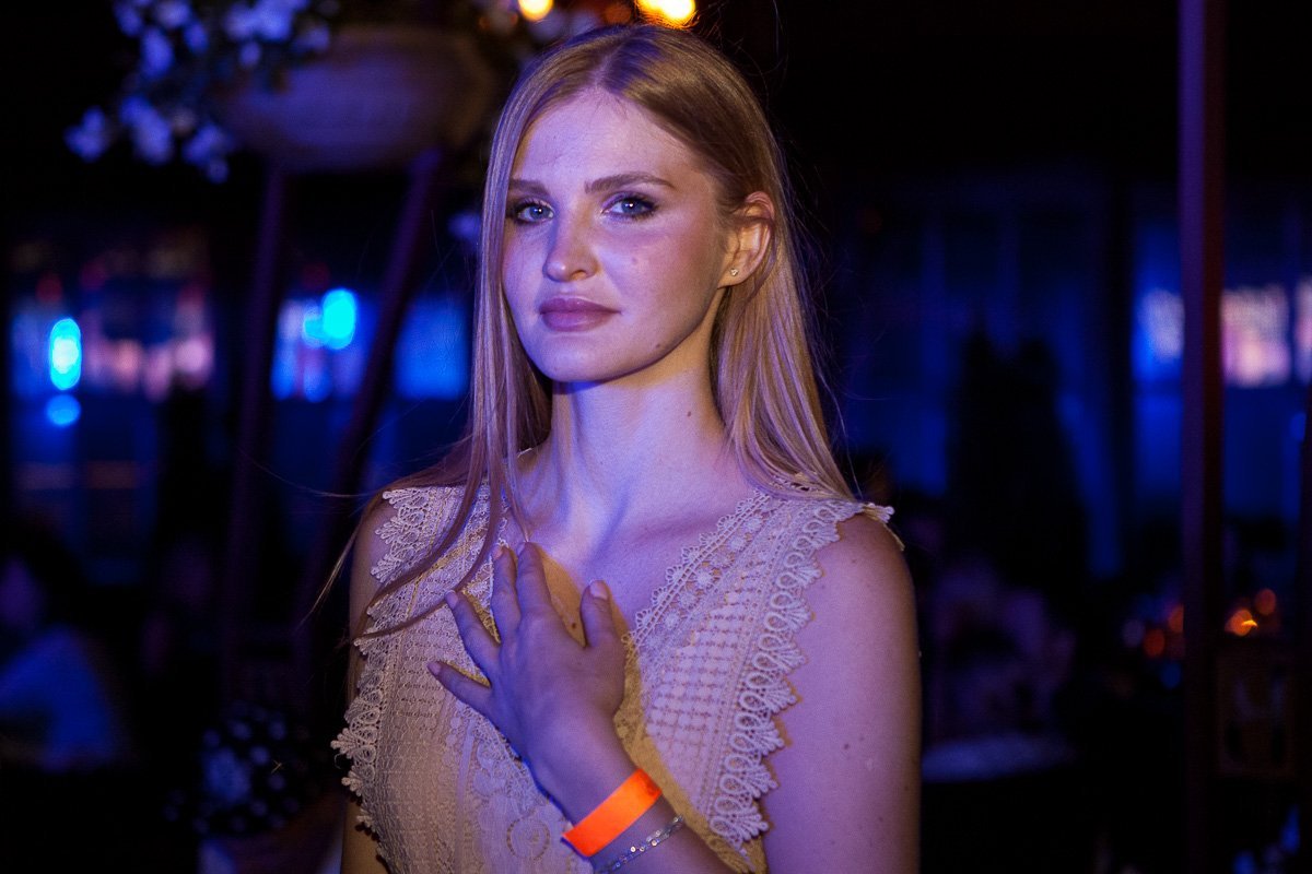 Тот момент, когда на тусовку ты пришла с кулоном на шее, но что-то пошло не так...