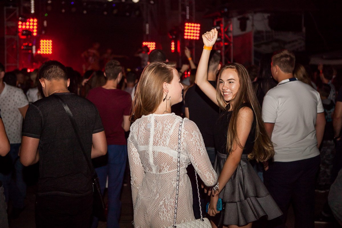 Ты уверена, что под эту песню так нужно танцевать?