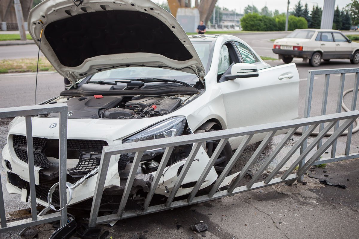 На Набережной Победы Mercedes врезался в ограждение