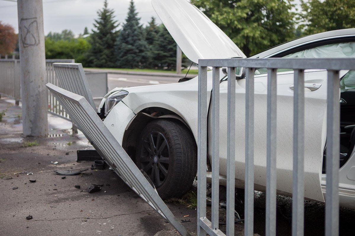 Автомобиль снес ограждение
