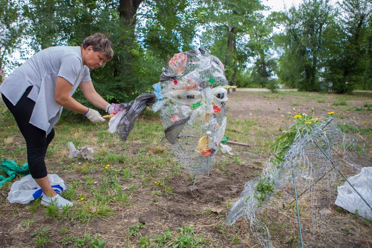 Лицо, презрительно глядящее на тех, кто не убирает за собой