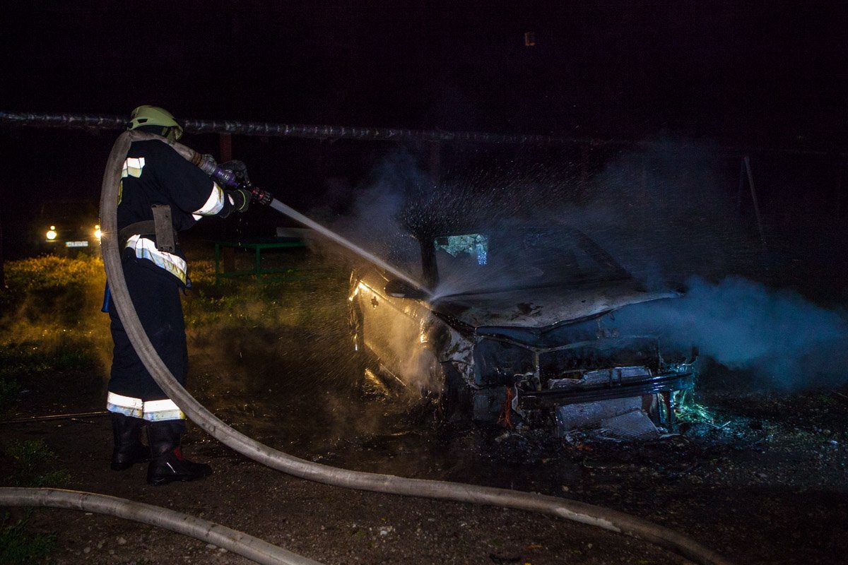 К приезду ГСЧС автомобиль почти сгорел К приезду ГСЧС автомобиль почти сгорел