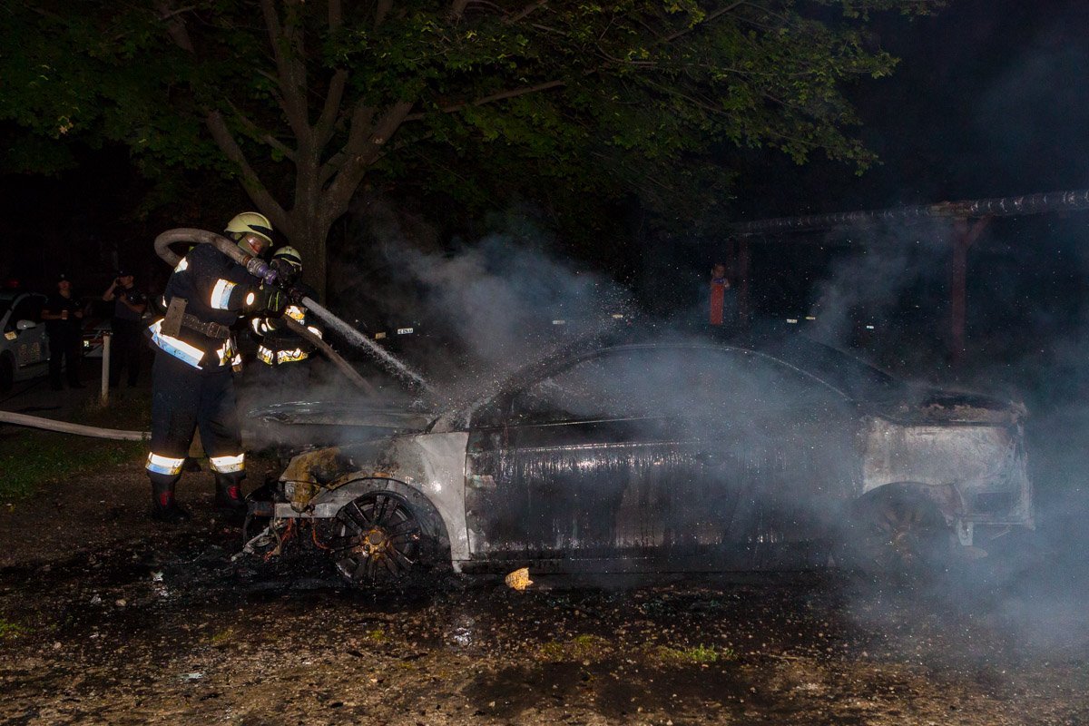Люди успели отогнать свои автомобили Люди успели отогнать свои автомобили