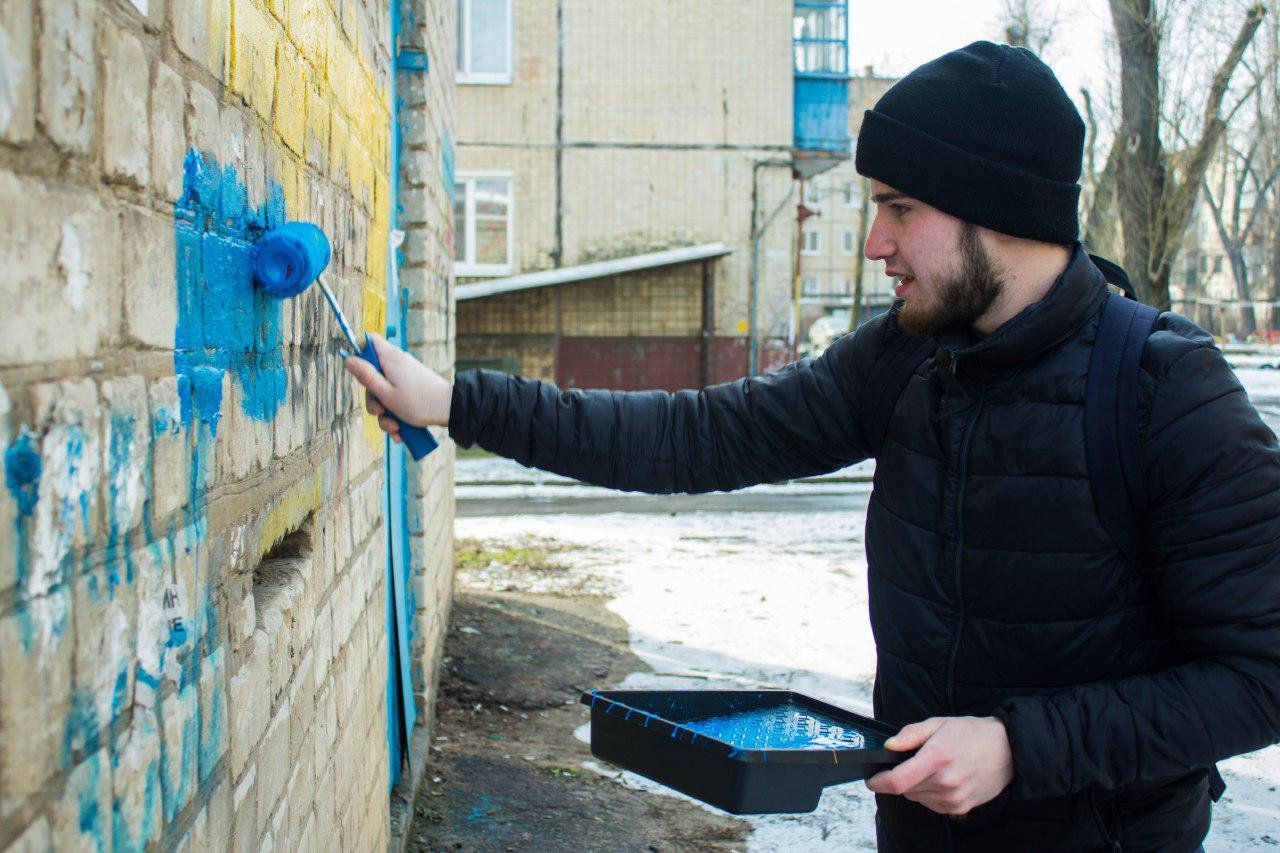 Вооружившись краской, валиками и перчатками, активисты ликвидируют злосчастные надписи, закрашивая их в цвета национального флага