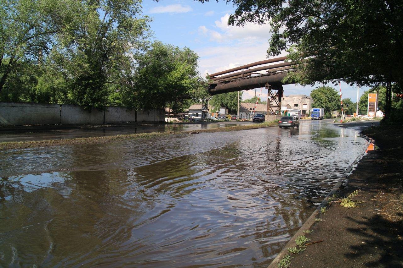 Вода полностью залила проезжую часть Вода полностью залила проезжую часть