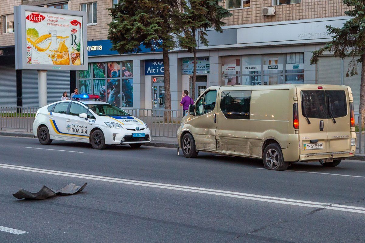 Daewoo врезался в микроавтобус на встречной полосе