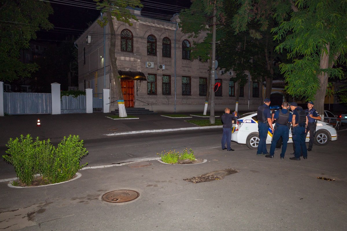 Мужчина с ножом напал на охранника аграрного университета и угрожал патрульным