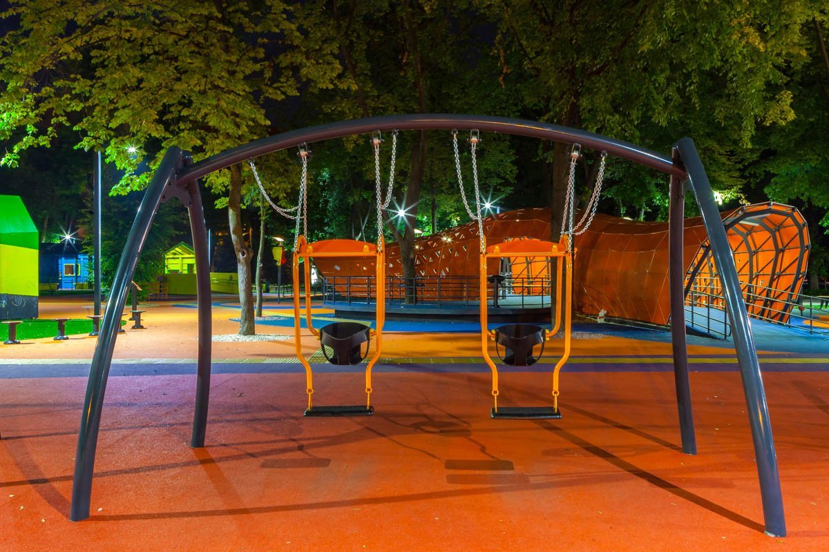 Парк ночью становится еще красивее