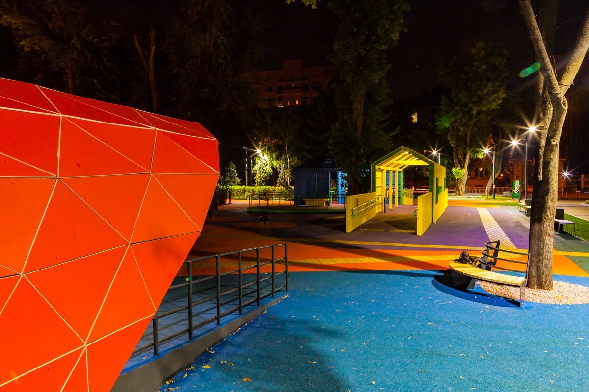 На территории парка есть скамейки, где малышей могут подождать родители