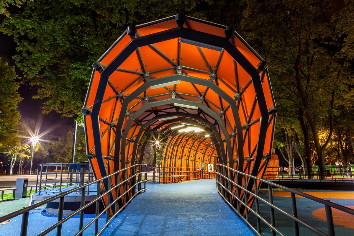 Благодаря хорошей подсветке даже ночью в парке можно проводить время