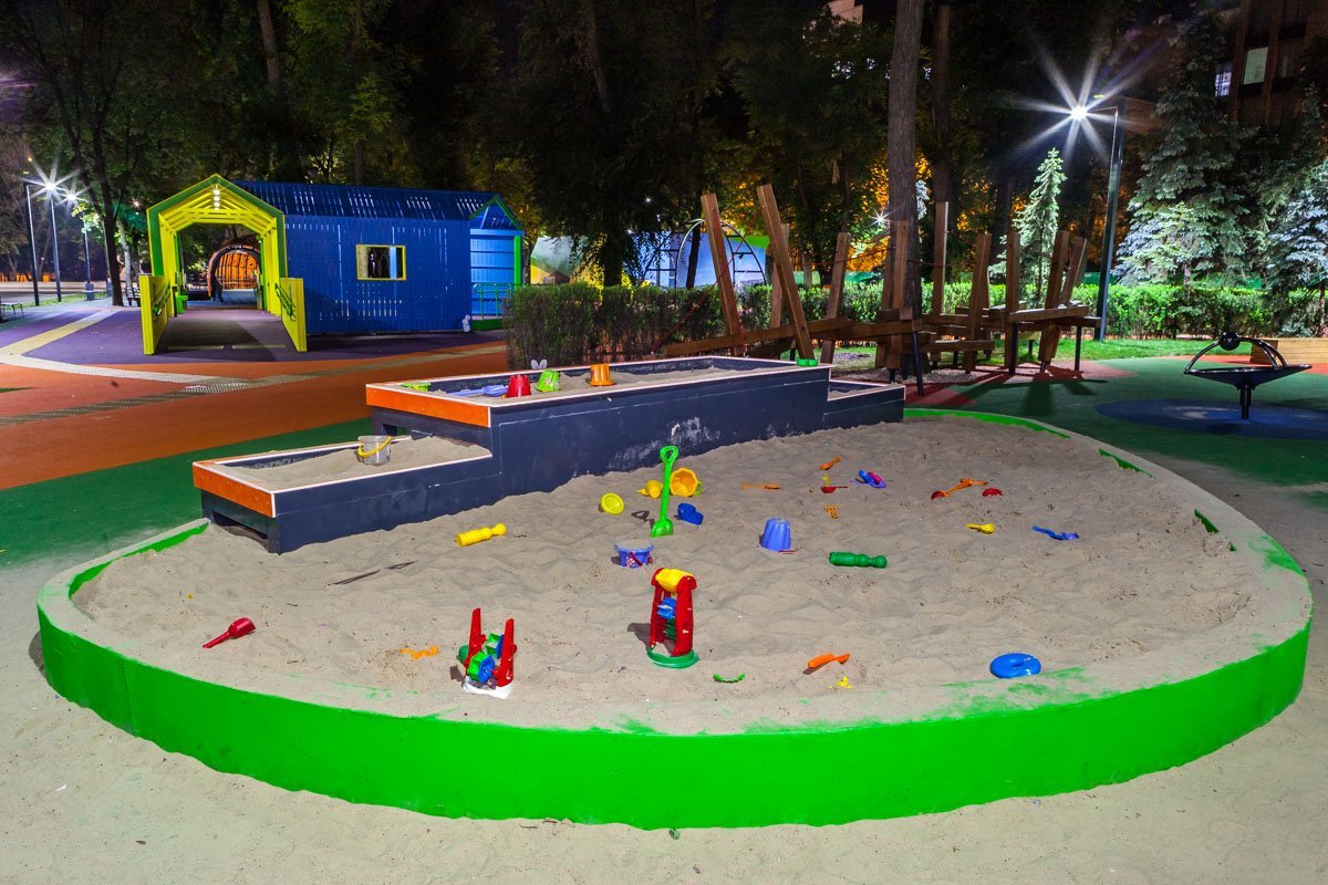 Песочница с игрушками