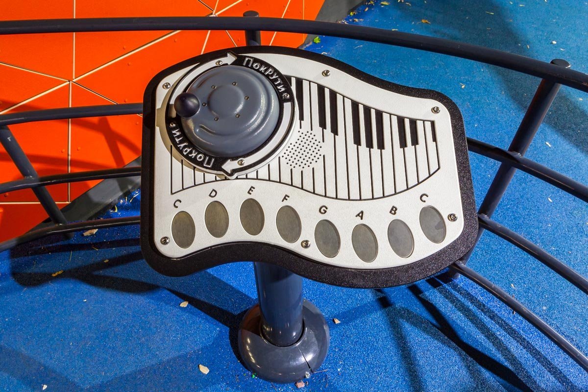 Кроме развлекательной функции, элементы в парке способствуют развитию и обучению ребят