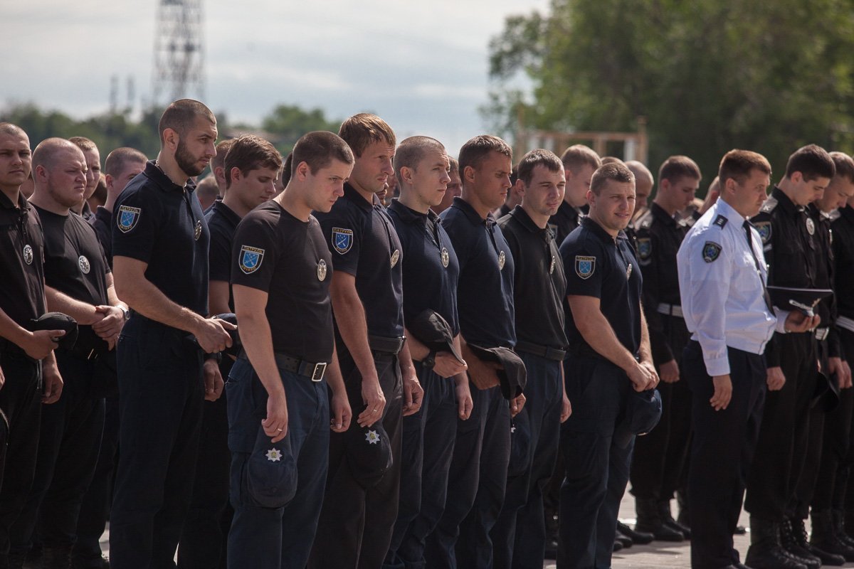 Сначала присутствующие почтили память погибших полицейских