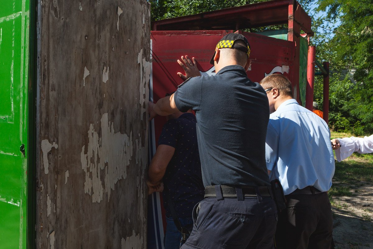 Коммунальщикам пришлось брать объект силой