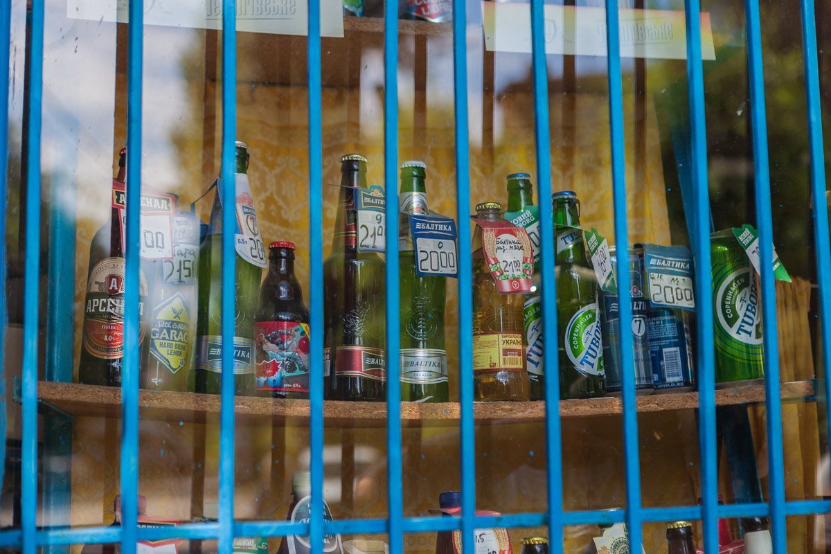 Друг Алика говорил, что алкоголем здесь вообще не торгуют, но...