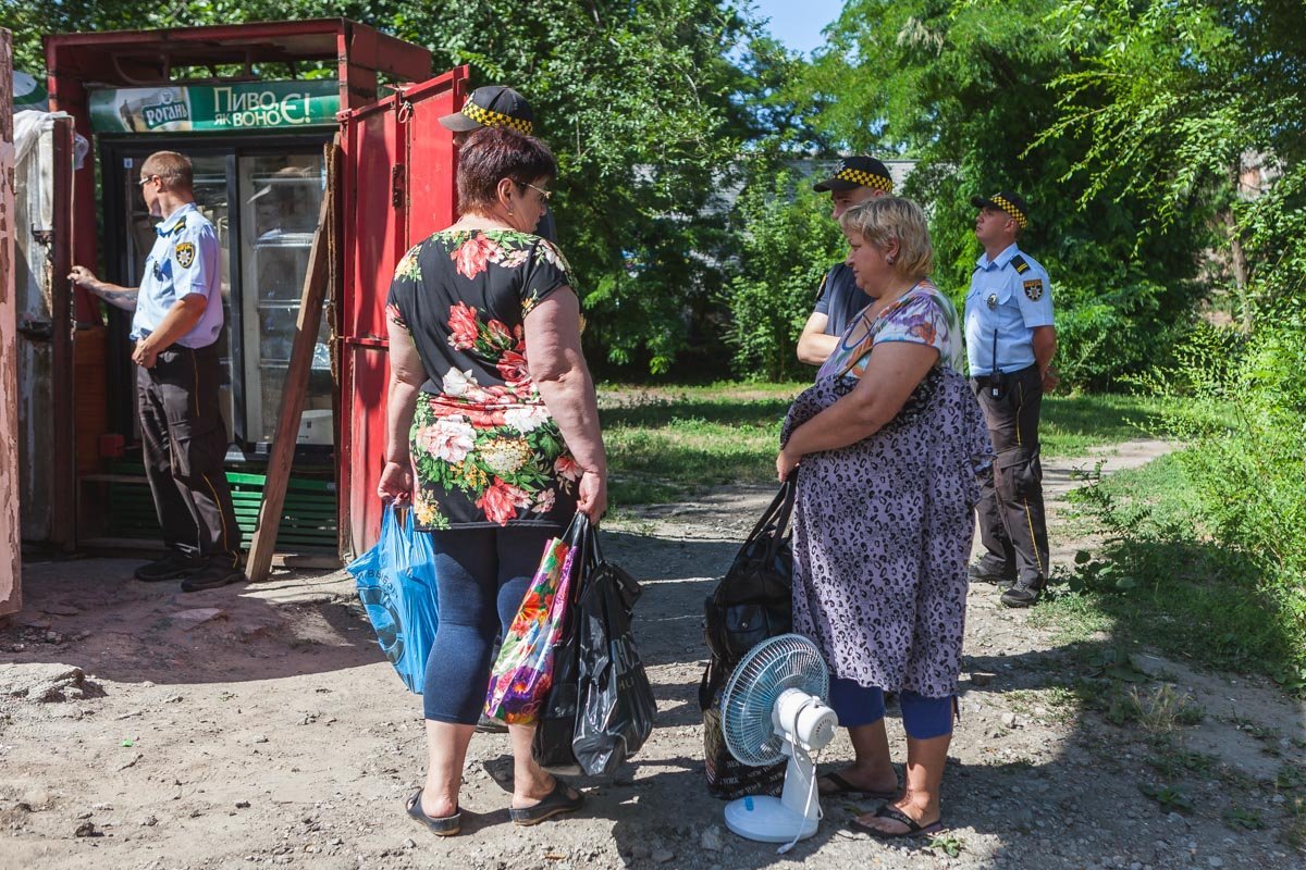 Продавщицам дали несколько минут, чтобы вынести личные вещи