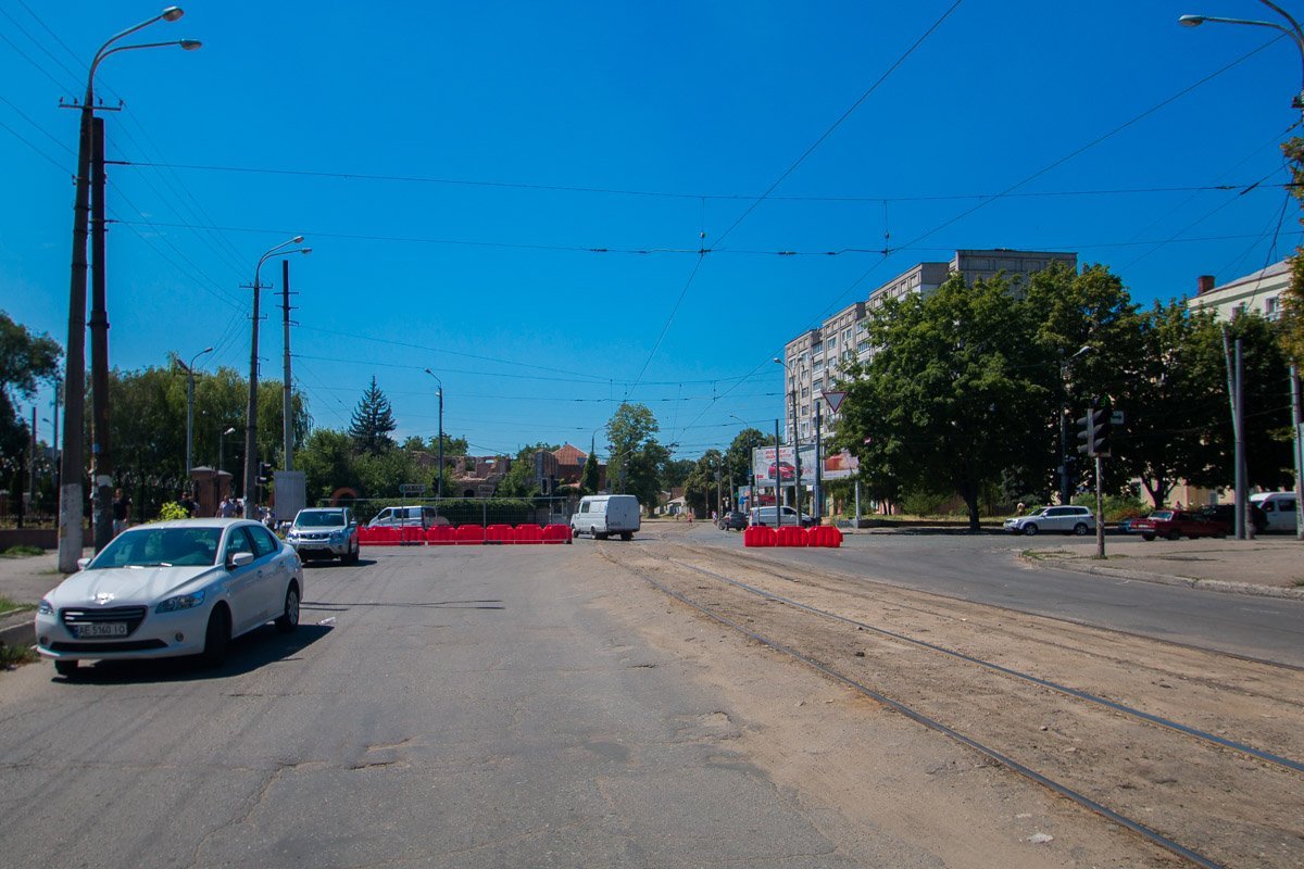 Автомобили объезжают дорожные буи по трамвайным путям Автомобили объезжают дорожные буи по трамвайным путям