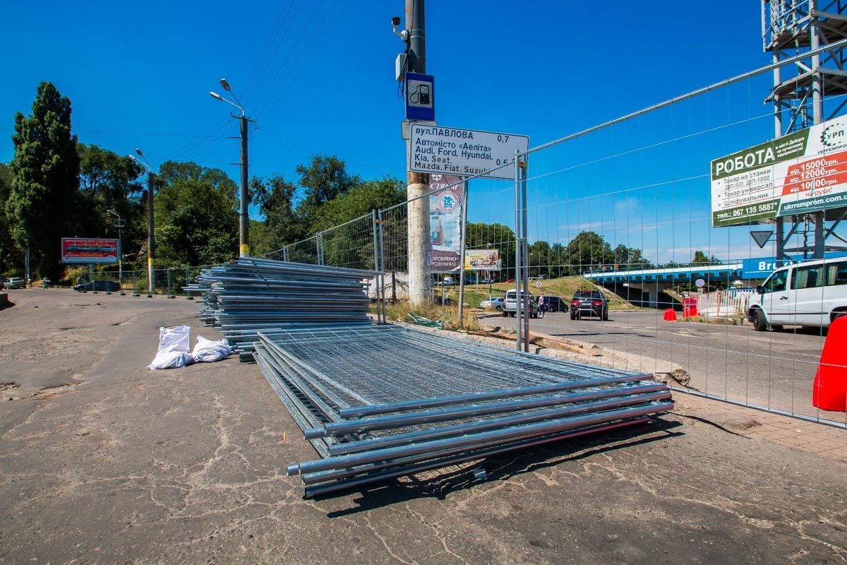 Рабочие продолжают устанавливать забор Рабочие продолжают устанавливать забор