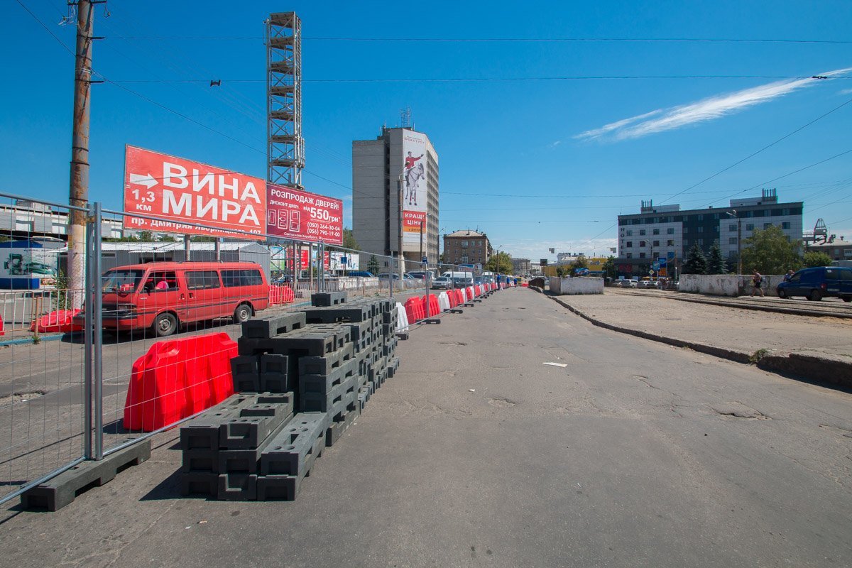 Улицу Курчатова со стороны проспекта сузили Улицу Курчатова со стороны проспекта сузили