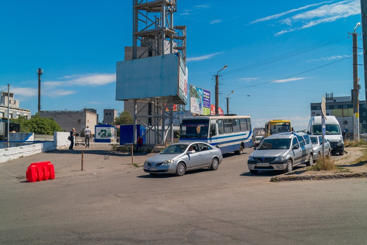 Автомобилям приходится объезжать через улицу Щепкина Автомобилям приходится объезжать через улицу Щепкина