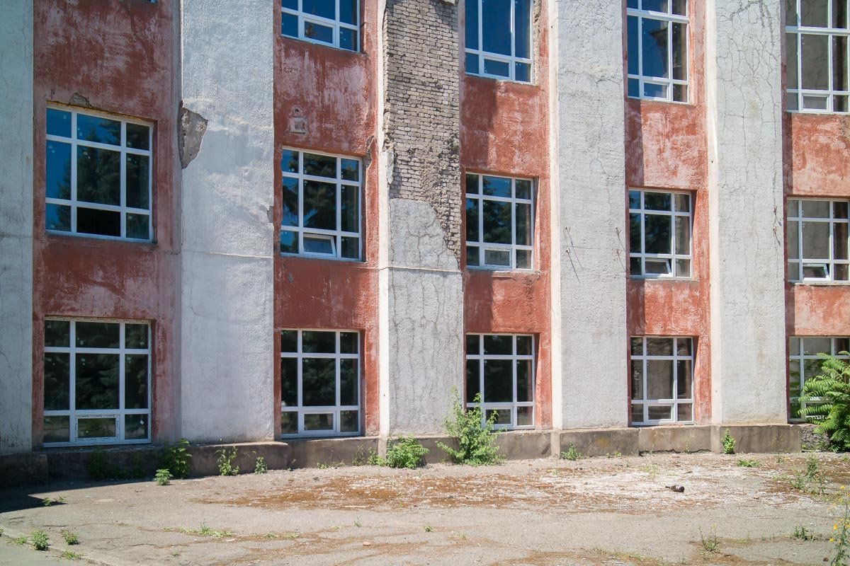 В здании активно меняют окна