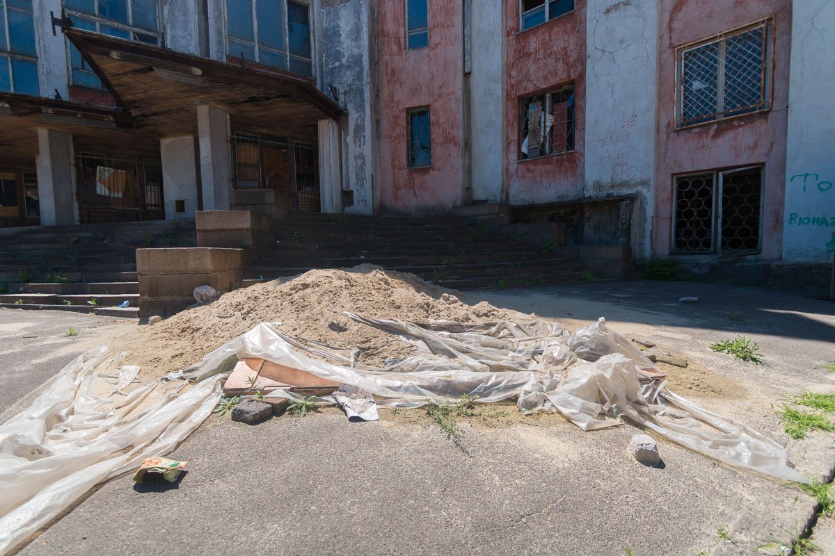 Свежий песок, который используют строители