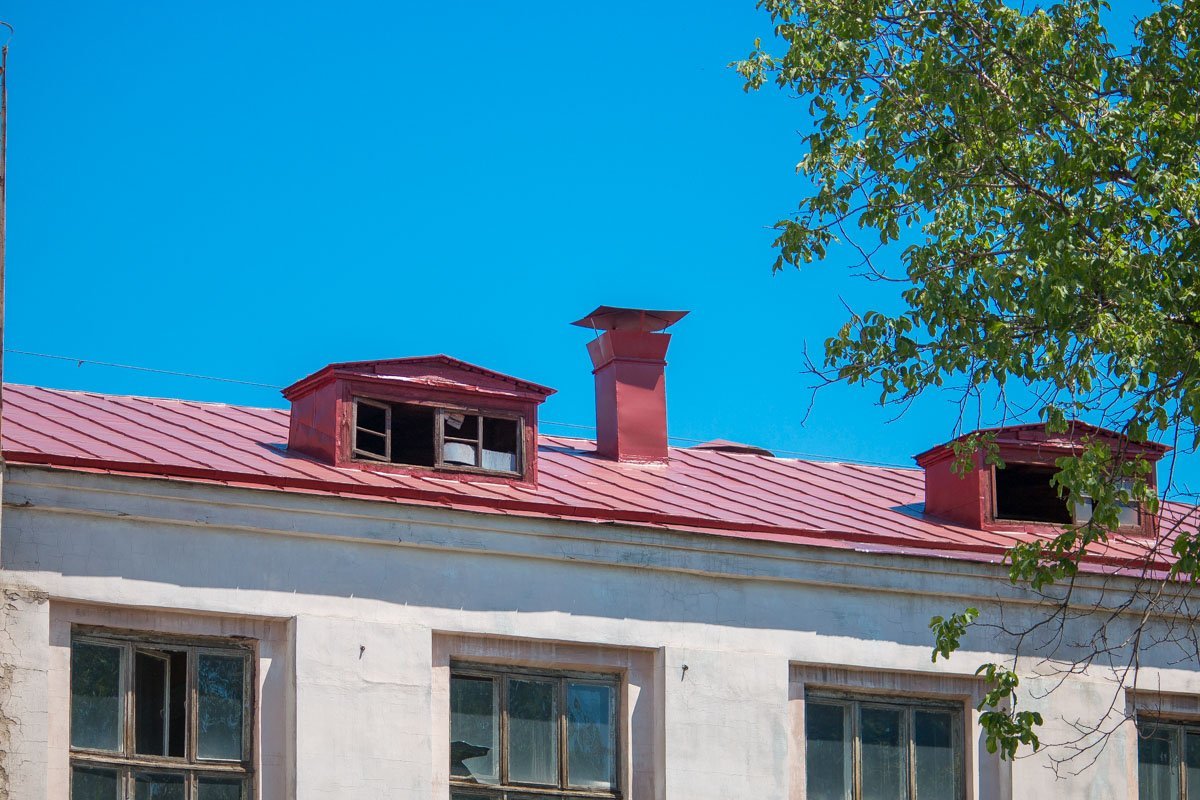 Часть кровли покрасили