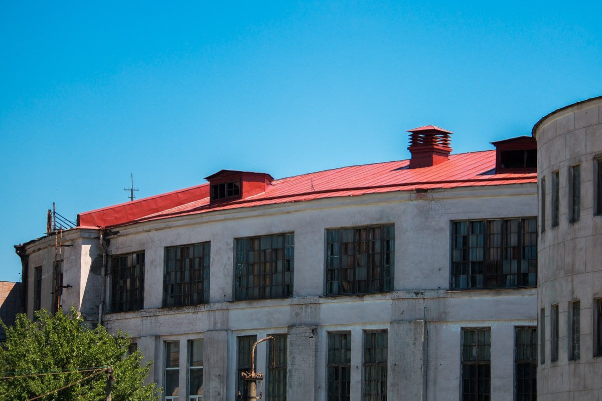 Новые окна и рабочие на крыше: как сейчас выглядит ДК Ильича 11